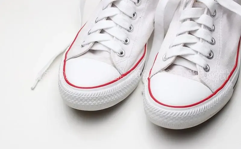 引领潮流的女鞋运动鞋：2025年新款半拖设计